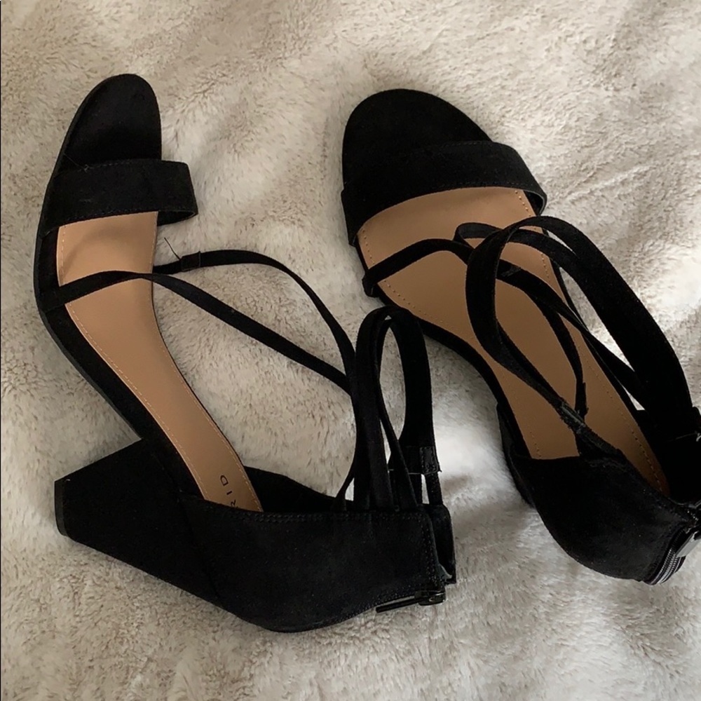 Black wedges